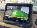 【バックカメラ】運転が苦手な方も車庫入れラクラク。ギアをリバースに入れれば自動的に切り換わりますので、面倒な操作は不要です。狭い駐車場も大切なお車を傷つけず安心です。