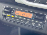 【オートエアコン】一度お好みの温度に設定すれば、車内の温度を検知し風量や温度を自動で調整。暑い&hellip;寒い&hellip;と何度もスイッチ操作をする必要はありません。快適な車内空間には必須の機能ですね♪
