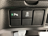 パーキングセンサーを装備しています。車両前後の障害物を検知し、音や表示で知らせてくれるため、駐車時の接触リスクを軽減します。狭い場所での取り回しも安心です。
