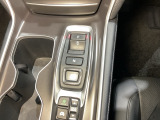 エレクトリックギアセレクターを採用することで、さらに洗練されたセンターコンソールになりました。