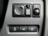 ミラー操作部とヘッドライトレベライザー。安全装置のエマージェンシーブレーキに車線逸脱警報と横滑り防止装置。