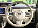 インテリアに合わせたデザインのステアリングは、運転される方のことも考え、運転しやすい形状、大きさです。是非一度、実際に触ってお確かめください。