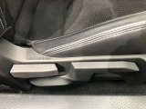 運転席シート座面は上下アジャスター付きです。お好みの位置に調整可能です。