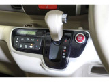 インパネシフトだから視線の移動も少なく足元もスッキリ♪運転席もゆったりしているのでゆとりを持ってドライブできますね!