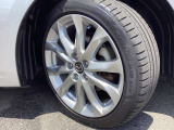 純正18インチアルミホイールでスタイルバッチリ!215/45R18タイヤです
