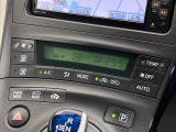 【オートエアコン】一度お好みの温度に設定すれば、車内の温度を検知し風量や温度を自動で調整。暑い&hellip;寒い&hellip;と何度もスイッチ操作をする必要はありません。快適な車内空間には必須の機能ですね♪