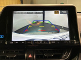 リバースギアに入れるだけで後方の表示へ切り替わります。夜間や雨の日の駐車も楽になりますよ。