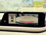 【マルチテレインモニター】車のフロントやサイドのカメラ画像を同時にモニター表示することで、悪路や狭い道を走行時でも周囲の状況確認ができ安心!本格SUVにうれしい装備です♪