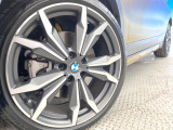 ●オプション20インチアルミホイール:輸入車ならではの卓越した走りを支えるホイールと足回りです!日本車の走りに慣れている方にもぜひ体感して頂きたいほど、高いレベルでまとまっています!