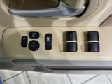 【パワーウィンドウ】ボタン一つで簡単に窓の開閉ができるのでとっても便利!運転中でも楽々操作♪
