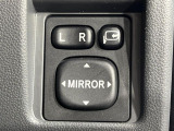 【電動格納ミラー】サイドミラーは電動格納式となっており、狭い駐車場でもキズがつくリスクを抑えられます。