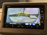 リバースギアに入れるだけで後方の表示へ切り替わります。夜間や雨の日の駐車も楽になりますよ。