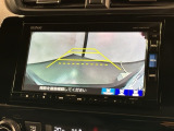 リバースギアに入れるだけで後方の表示へ切り替わります。夜間や雨の日の駐車も楽になりますよ。
