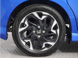 ◆純正ホイール装着車◆シンプルなデザインのホイールキャップ付きです。