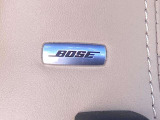 BOSEサウンドシステムを搭載。「良い音を出す」ではなく、その車種のごとに特徴を計算(車種専用設計)し、「反響音」を作り出すことによってどの座席でも自分中心で音が聴こえ、「心地よい空間」を作り出します。