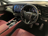 FSPORT専用本革スポーツシート。快適で操作性の良い運転の基本は、シートポジションです。