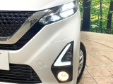 【LEDヘッドライト】悪天候や夜間走行時も良好な視界を確保し安心して運転できる高輝度LEDヘッドライトを装備!点灯速度が早く、消費電力も抑えられています。