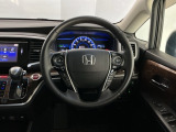 【ハンドル】運転にかかわる様々な操作を安全に行えるように視点移動が少なく操作性に配慮されたスイッチ類が凝縮されたコックピットです。