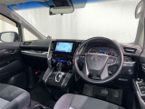 運転席まわりです。 各操作スイッチは使いやすい位置に配置されてます。