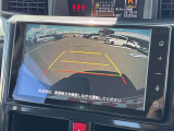 【バックモニター】後方の障害物や歩行者を確認できるバックモニター。狭い駐車場や混雑した場所でも安心して車を操作できます。