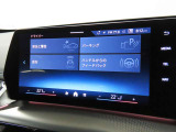 BMWカーブド・ディスプレイは、必要な情報をひと目で把握できるだけでなく、BMW iDriveの主要なインターフェイスとしてさまざまな機能の直観的な操作を可能にしています。
