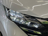 【LEDヘッドライト】悪天候や夜間走行時も良好な視界を確保し安心して運転できる高輝度LEDヘッドライトを装備!点灯速度が早く、消費電力も抑えられています。