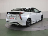 高級車の定番「ダブルウィッシュボーン式」のリヤサスペンションを採用。質感に優れた、心地よい乗車感を実現しています。