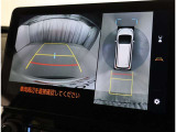 パノラミックビューモニター付きです。車両を上から見たような映像をディスプレイオーディオ画面に表示。運転席からの目視だけでは見にくい、車両周辺の状況をリアルタイムでしっかり確認できます。