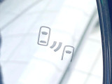 【ブラインドスポットモニター】走行中、ドアミラーの死角になりやすい箇所に後続車が接近するとサイドミラーのレンズに警告を表示!ドライバーに注意喚起をしてくれます。