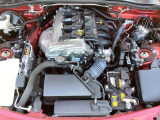 ロードスターのために専用設計されたSKYACTIV-G 1.5Lエンジン搭載。全てを「使い切る」ことを前提として開発されたエンジンです。クイックな反応とやる気にさせてくれるサウンドをご体感ください。
