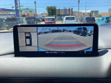 【360度ビューモニター】車両の前後左右に備えた計4つのカメラを活用し、車両上方から見たトップビューのほか、フロントビュー、リアビュー、左右サイドビューの映像をセンターディスプレイに表示いたします!