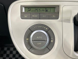 【オートエアコン】一度お好みの温度に設定すれば、車内の温度を検知し風量や温度を自動で調整。暑い&hellip;寒い&hellip;と何度もスイッチ操作をする必要はありません。快適な車内空間には必須の機能ですね♪