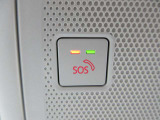 万が一の事故や急病時に心強いSOSコール。ボタン操作時やエアバッグ作動時に専門のオペレーターへ繋がり、警察・救急への通報やロードサービスの手配を迅速に行う、安心のコネクティッドサービスです。
