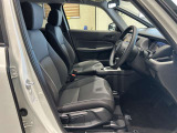 操作性とデザイン性を兼ね備えた運転席となっております。