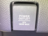 アクセサリーソケットは、電源からケーブルをつなげば、スマートフォンなどの電子機器の充電などを行うことができます!