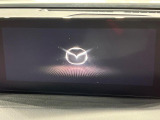 【8.8インチマツダコネクト】車内の雰囲気にマッチした大型のディスプレイ。スマホ接続でのナビ使用やBluetooth再生等、様々な機能が楽しめます。直感的なダイヤル操作が可能で、使い勝手も良好です。