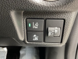 路外逸脱抑制機能、衝突軽減ブレーキを搭載。走行中の車線逸脱防止と前方衝突リスク低減をサポートする安心の安全装備です。