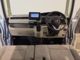 【前方視界】開放的な前方視界!運転がしやすく疲れにくいです♪窓が大きく、見通しがとっても良いおクルマですよ♪