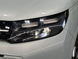 【LEDヘッドライト】悪天候や夜間走行時も良好な視界を確保し安心して運転できる高輝度LEDヘッドライトを装備!点灯速度が早く、消費電力も抑えられています。