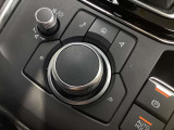 「MAZDAコネクト」コマンダー部 手元を見ることなく操作出来るように左手を自然に降ろした位置に設置。シンプルで使いやすく、機能を覚えやすいボタン配置になっています。