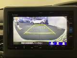 後方確認はお任せ! リアカメラ装備でバック駐車をサポートします。