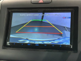リバースギアに入れるだけで後方の表示へ切り替わります。夜間や雨の日の駐車も楽になりますよ。