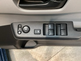 電動格納式リモコンドアミラーと、パワーウィンドウスイッチ等は運転席ドアにあります。