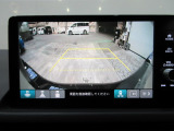 バックカメラの画像です。ガイドラインがスムースな車庫入れをサポートいたします。車庫入れの安心感がアップしますね。