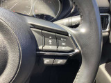レーダークルーズコントロール付車です。こちらのステアリングスイッチで設定が可能で、車間距離の認識、車速の設定、追従走行等が全車速において可能です。高速走行時等で大変便利です。