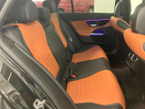 メルセデス・ベンツの定める厳しい基準をクリアしたお車のみをご案内させて頂きます。納車前整備はメーカー規定に基づき当店3Fの指定工場で入念に行なわれます。熟練のメカニックがお客様のお車を整備致します。