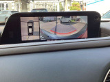 車体がシースルー(透過)して周囲の見通しを高めた設計の『360&deg;シースルービューモニター』を搭載。大きな車体でも、上空から見下ろす正確な視点で、狭い道や駐車をサポートします。
