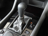 【オートブレーキホールド】停車中にブレーキペダルから足を放しても、ブレーキを自動的に制御して、車両の停車状態を保持する機能です。信号待ちなどの停車時に運転者の負担を軽減します。
