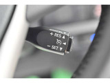 アクセルから足を離しても設定速度で走り続けてくれます。高速道路での長距離移動が楽になりますよ♪