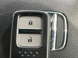 【Hondaスマートキー】カバンやポケットに入れたままでもドアの施錠・解錠が可能なスマートキーを装備。エンジンのオン・オフ時もカギを取り出す必要が無いからとっても便利です♪